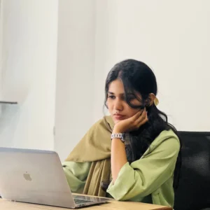 The best digital marketing strategist in kuwait working on laptop